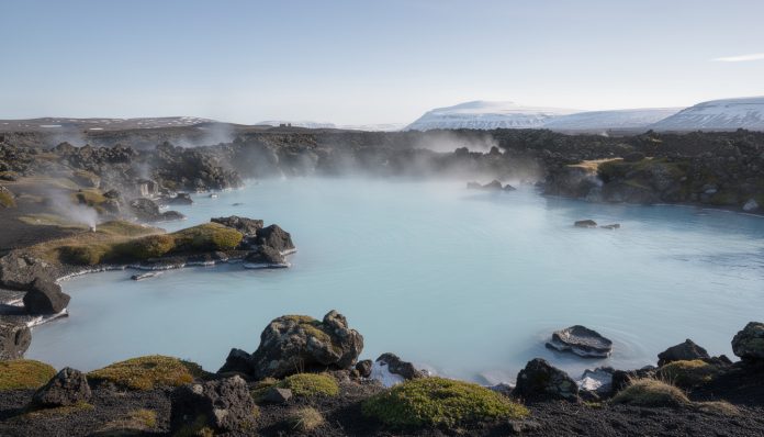Blue Lagoon, Islande : Plongée au cœur des eaux thermales les plus célèbres du globe. découvrez le blue lagoon en islande, un site unique au monde où vous pourrez vous immerger dans des eaux thermales chauffées naturellement, offrant détente et bienfaits pour la peau au cœur d'un paysage volcanique spectaculaire.
