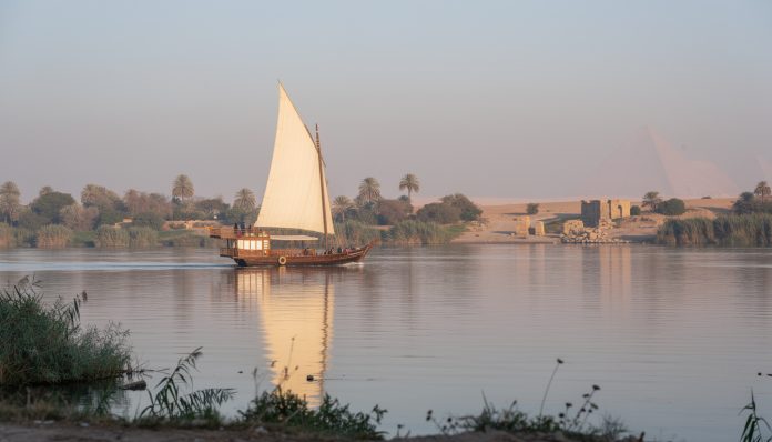 embarquez pour une croisière en dahabieh sur le nil en égypte cet hiver et revivez la magie des pharaons à travers paysages majestueux et sites historiques incontournables.